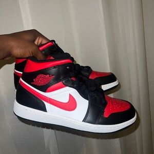 AIR JORDAN 1MID
BLACK/FIRE RÉD-WHITE
